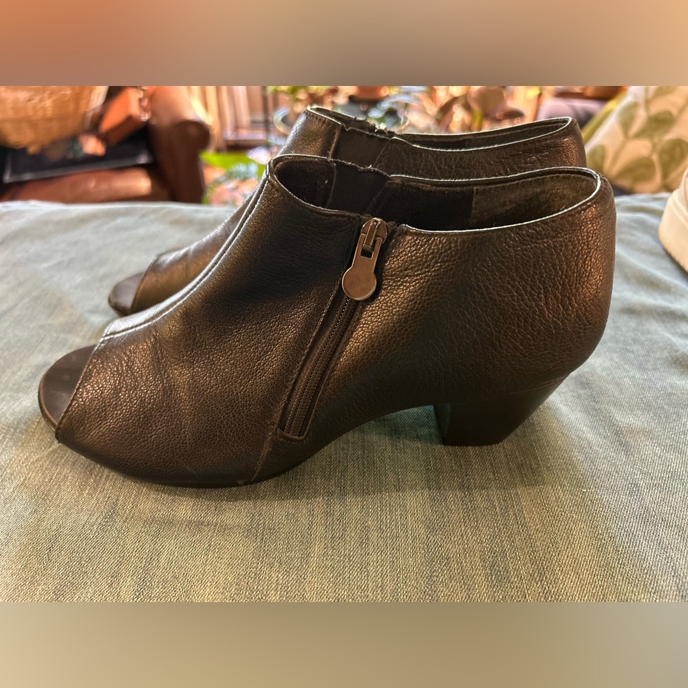 Munro American Leather Shooties 9.5 W